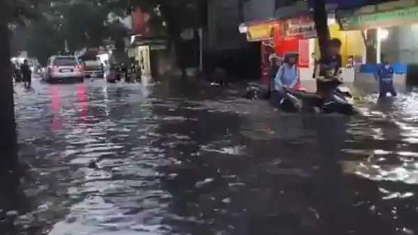 Genangan 50 Sentimeter Lumpuhkan Sebagian Jalan Cibaduyut Bandung