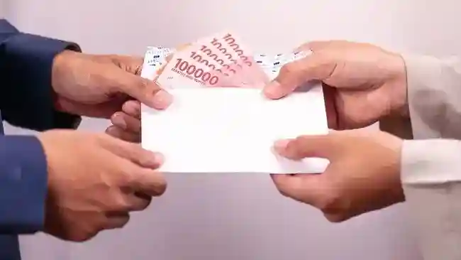 Rupiah Terkoreksi Tipis Saat Pasar Mencermati Data Ekonomi AS