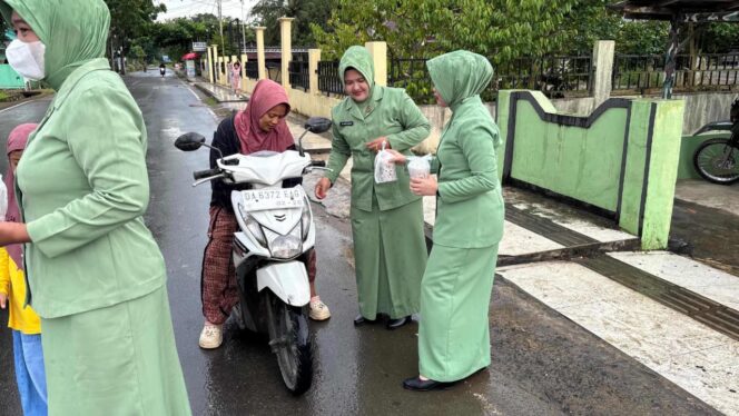 
Koramil Batu Benawa-Hantakan Bersama Persit Ranting 8 Bagikan Takjil kepada Masyarakat
