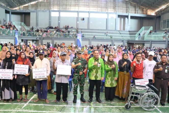 
Dandim 0820/Probolinggo Letkol Inf Ribut Yodo Apriantono Bersama Sejumlah Pihak Menghadiri Penyaluran BLT DBHCHT