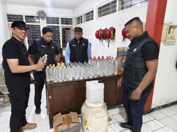 
Satpol PP Kabupaten Probolinggo Tertibkan Penjual Miras Dekat Pondok Pesantren