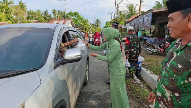 
Wujud Kepedulian TNI, Koramil Pandawan Berbagi Takjil kepada Warga