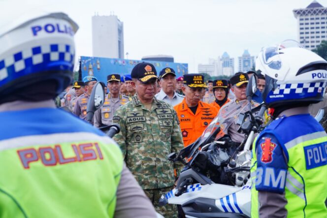 
Panglima TNI dan Kapolri Pimpin Apel Gelar Pasukan Operasi Ketupat 2026 di Monas