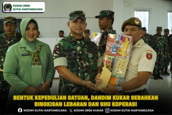 
Bentuk Kepedulian Satuan, Dandim Kukar Serahkan Bingkisan Lebaran dan SHU Koperasi